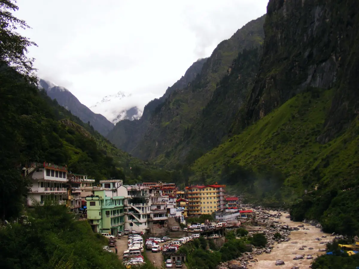 Govindghat buildings along a narrow mountain gorge